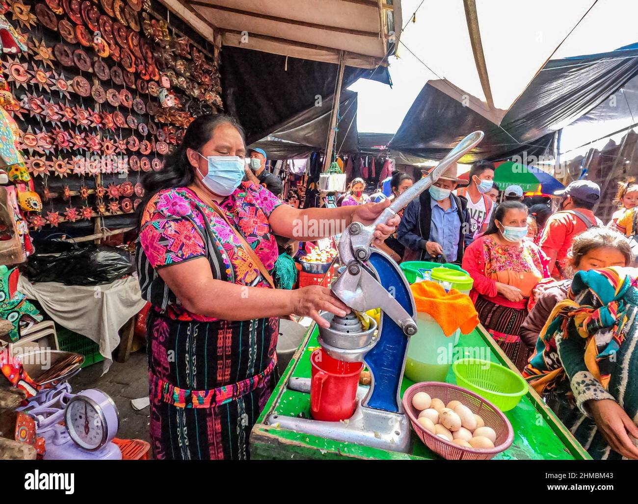 Orangensaft-Verkäufer auf dem Sonntagsmarkt in Chichicastenango, Guatemala Stockfoto