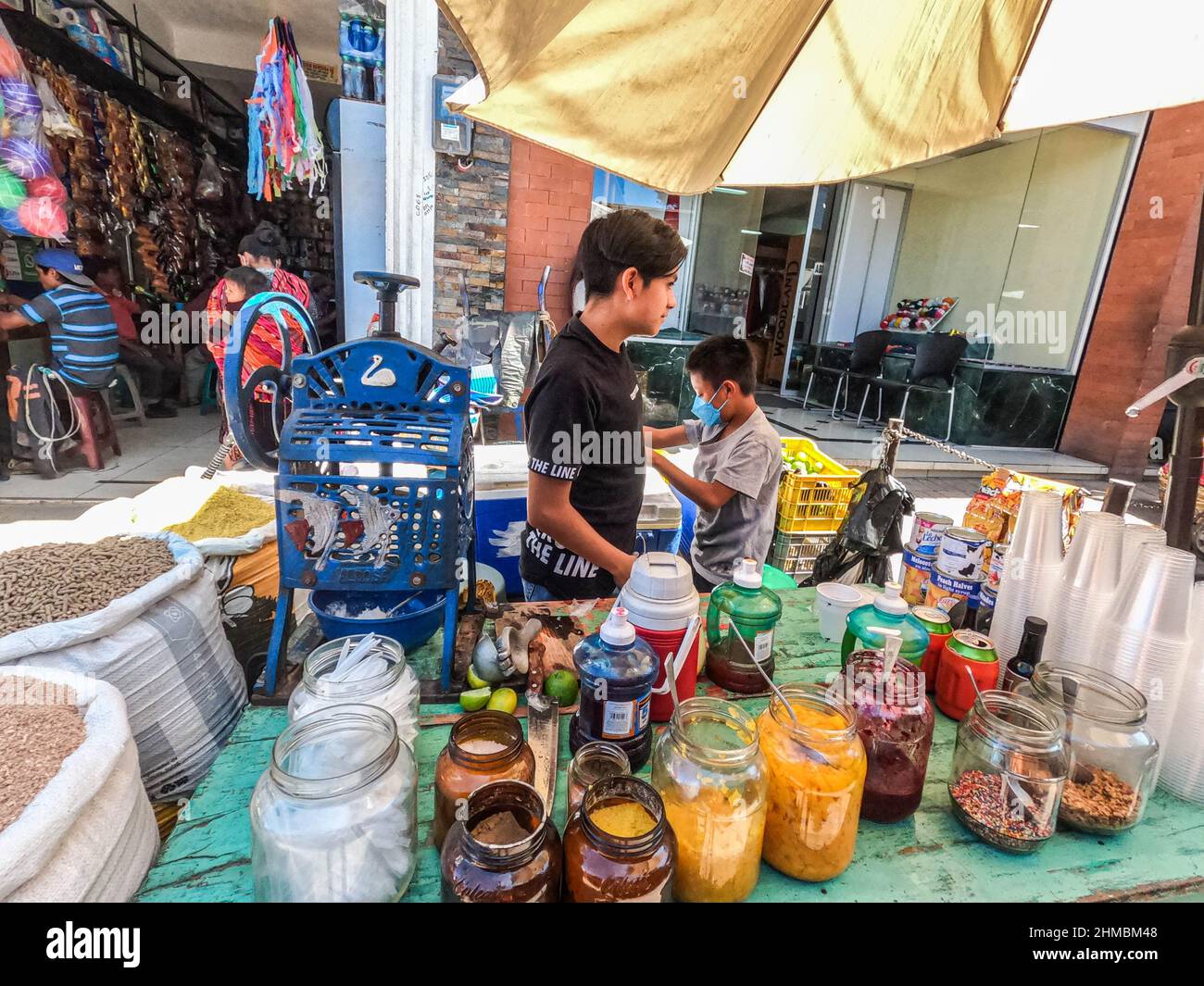 Szene auf dem farbenfrohen Sonntagsmarkt in Chichicastenango, Guatemala Stockfoto