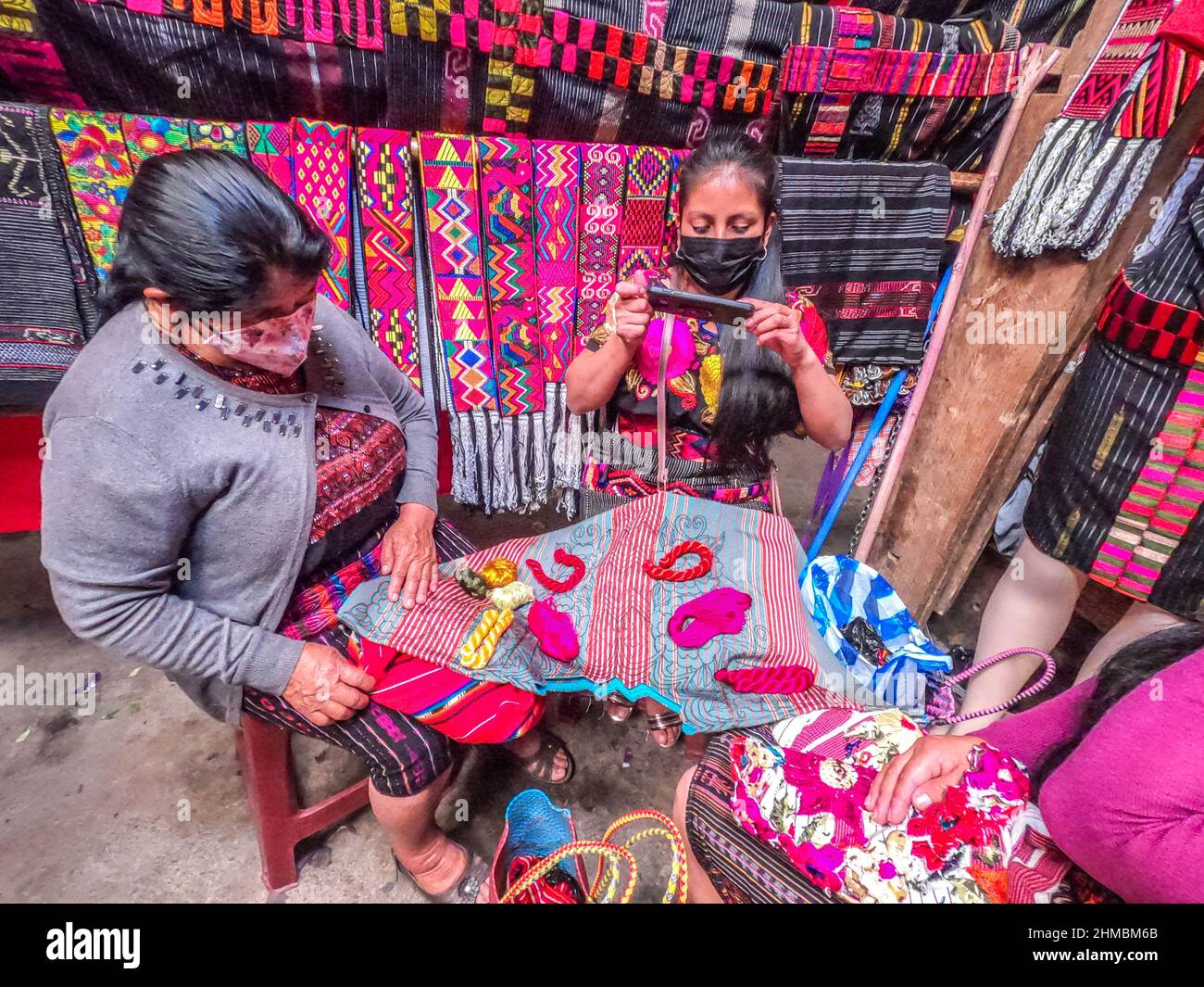 Traditionelle Maya-Textilien auf dem Sonntagsmarkt in Chichicastenango, Guatemala Stockfoto