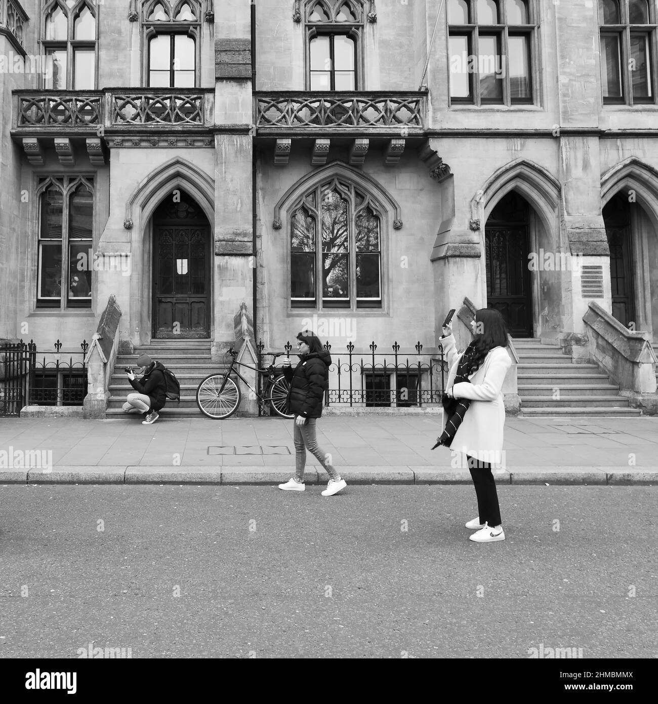 Drei Frauen haben Fotos gemacht, darunter Selfies neben dem Anwesen und führten nach Deans Yard, Westminster, London. Stockfoto