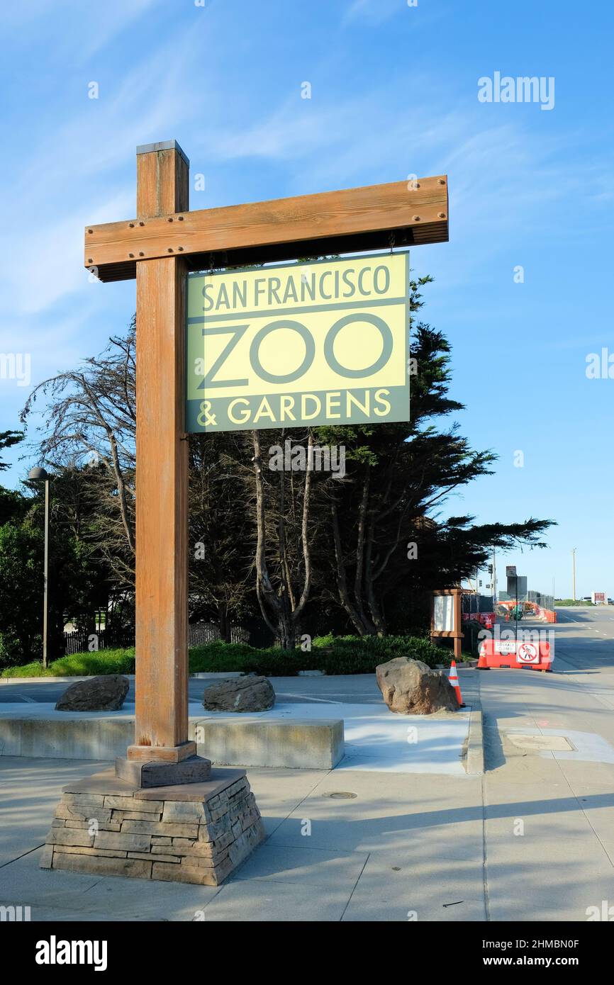Schild vor ihnen Haupteingang des San Francisco Zoo and Gardens, einer Non-Profit-Agentur, die von der San Francisco Zoological Society, Kalifornien, verwaltet wird. Stockfoto