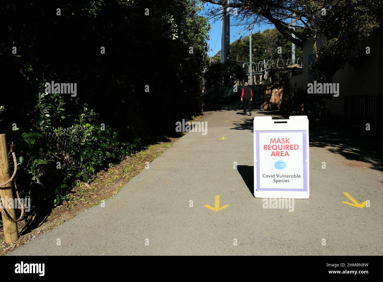 San Francisco Zoo und Gärten Schild mit Masken zum Schutz der Tiere vor Coronavirus-Infektion Ausbreitung; Covid gefährdet; San Francisco, Kalifornien Stockfoto