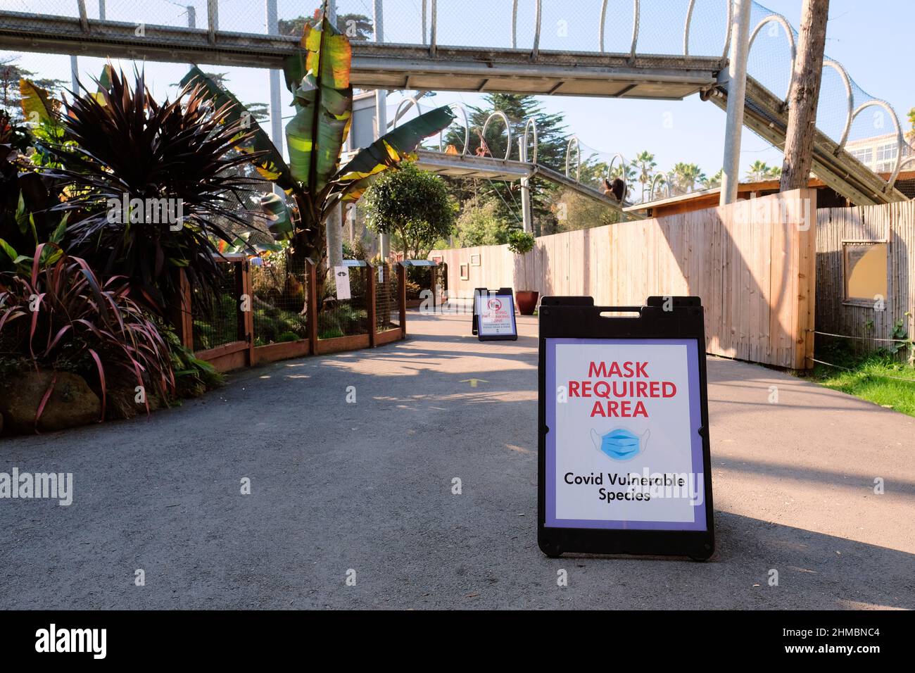 San Francisco Zoo und Gärten Schild mit Masken zum Schutz der Tiere vor Coronavirus-Infektion Ausbreitung; Covid gefährdet; San Francisco, Kalifornien Stockfoto