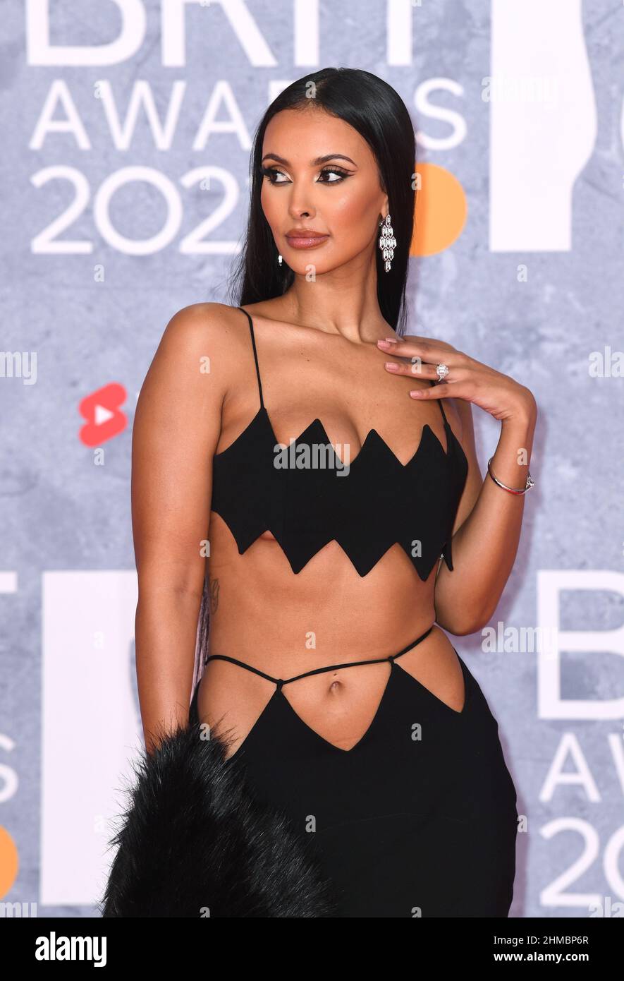 8th. Februar 2022. London, Großbritannien REDAKTIONELLE VERWENDUNG NUR Maya Jama bei der Ankunft bei den Brit Awards 2022 auf der O2, London. Quelle: Doug Peters/EMPICS/Alamy Live News Stockfoto