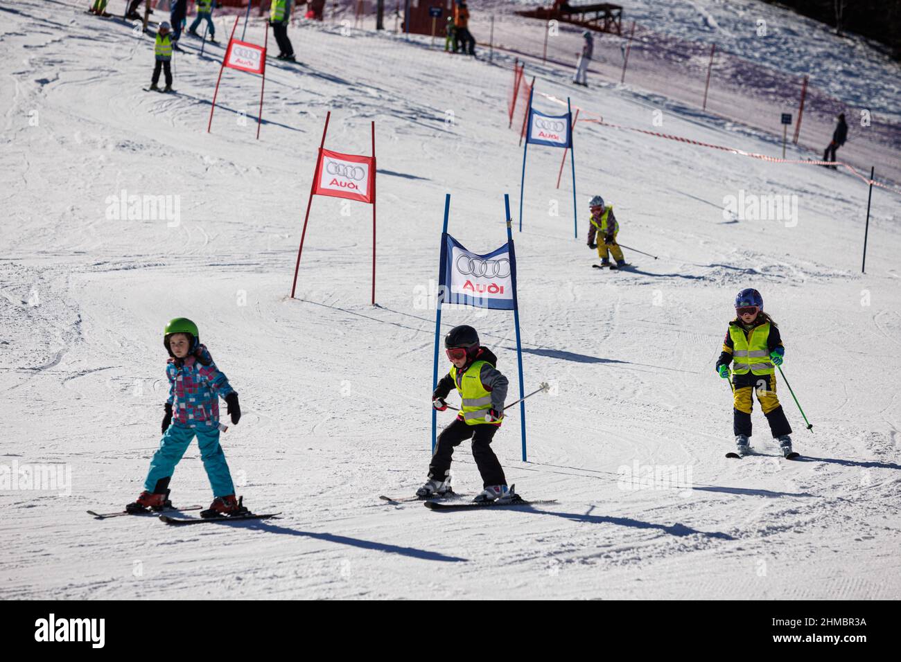 Zatrnik, Slowenien, 08/02/2022, Kinder lernen im Rahmen einer Veranstaltung zum 50th-jährigen Jubiläum der Apollo 15-Astronauten beim Skifahren im Skigebiet Zatrnik in Slowenien Skifahren. Die Besatzung von Apollo 15 besuchte 1972 Slowenien, damals Teil Jugoslawiens, auf ihrer Europatour. Vor einem halben Jahrhundert besuchten Commander David R. Scott, Kommandomodulpilot Alfred M. worden und Mondmodulpilot James B. Irwin von der NASA-Mondmission Apollo 15 Slowenien. Zu ihrem Besuch gehörte das Skifahren im Skigebiet Zatrnik. Am Dienstag, den 8. Februar, fand eine spezielle Skiveranstaltung statt, um den Jahrestag ihrer Stockfoto