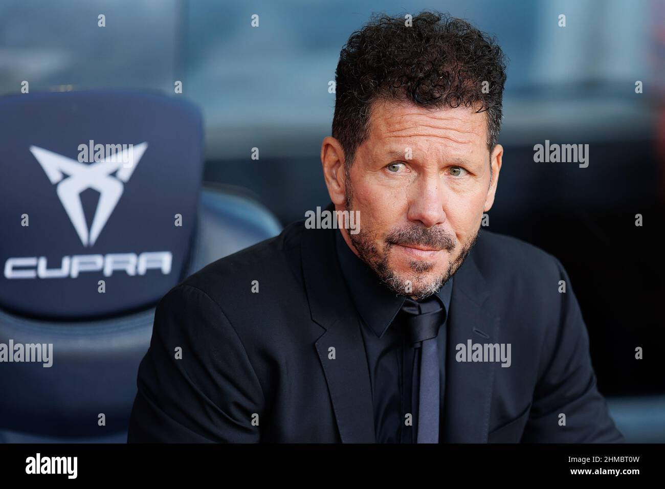 BARCELONA - 6. FEBRUAR: Der Manager Diego Cholo Simeone beim La Liga-Spiel zwischen dem FC Barcelona und dem Club Atletico de Madrid im Camp Nou Stadium auf Fe Stockfoto