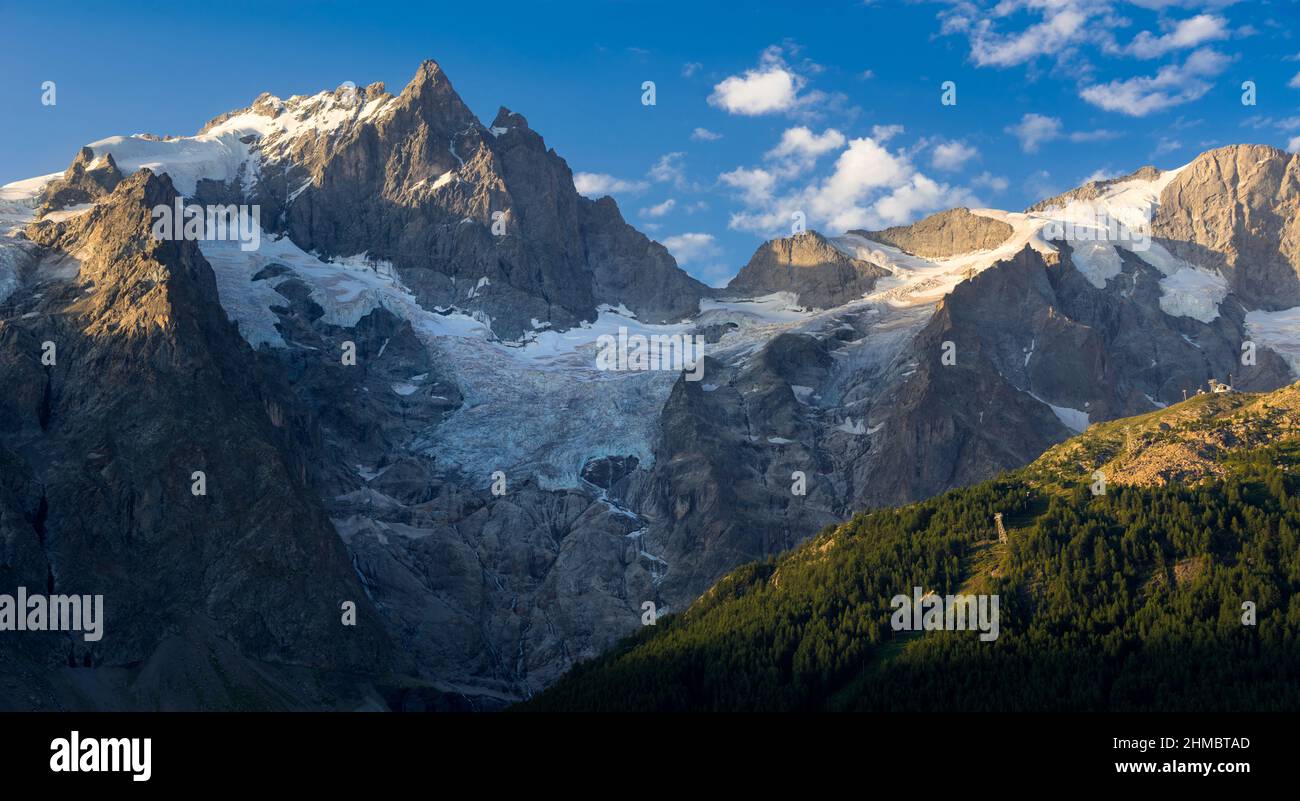 Gletscher im Ecrins National Park mit La Meije Peak im Morgenlicht. Skigebiet in Hautes-Alpes (Alpen). Romanche-Tal im Oisans-Massiv. Frankreich Stockfoto