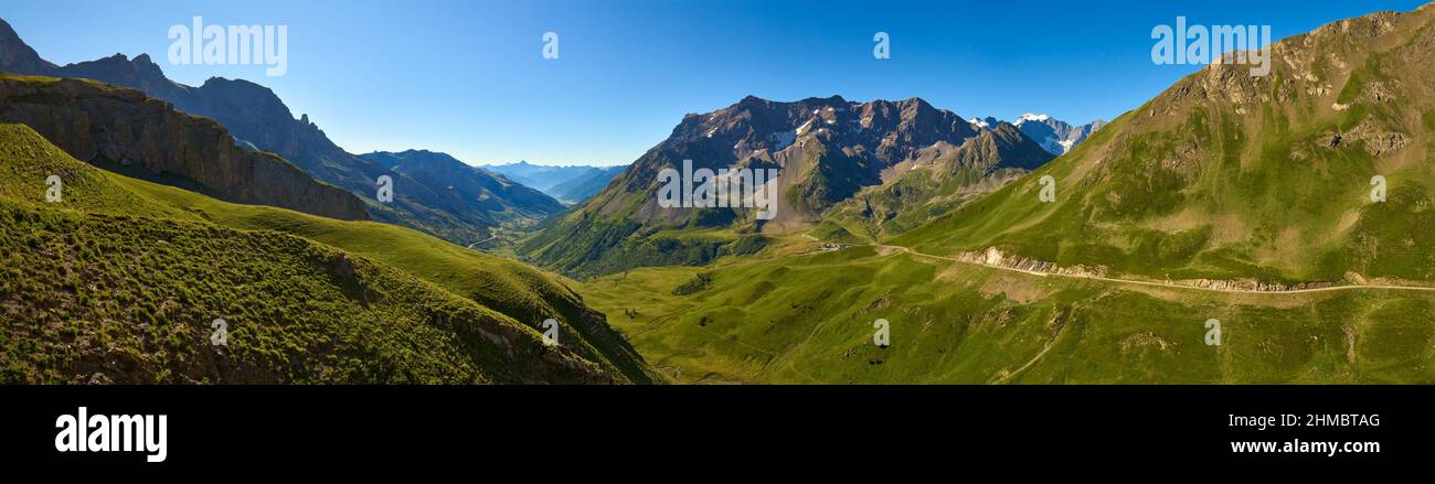 Blick auf den Nationalpark Ecrins vom Pass Col du Galibier. Panoramablick von der Region Briancon auf das Ecrins-Massiv in den Hautes-Alpes. Frankreich Stockfoto