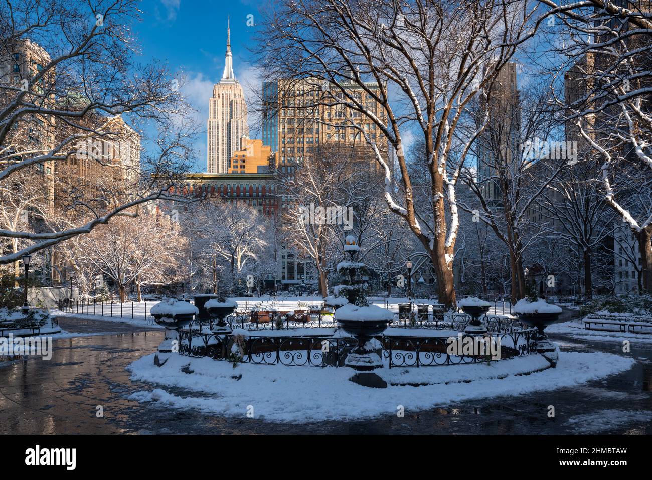New York City Madison Square Park im Winter mit Blick auf Wolkenkratzer. Flatiron District von Manhattan Stockfoto