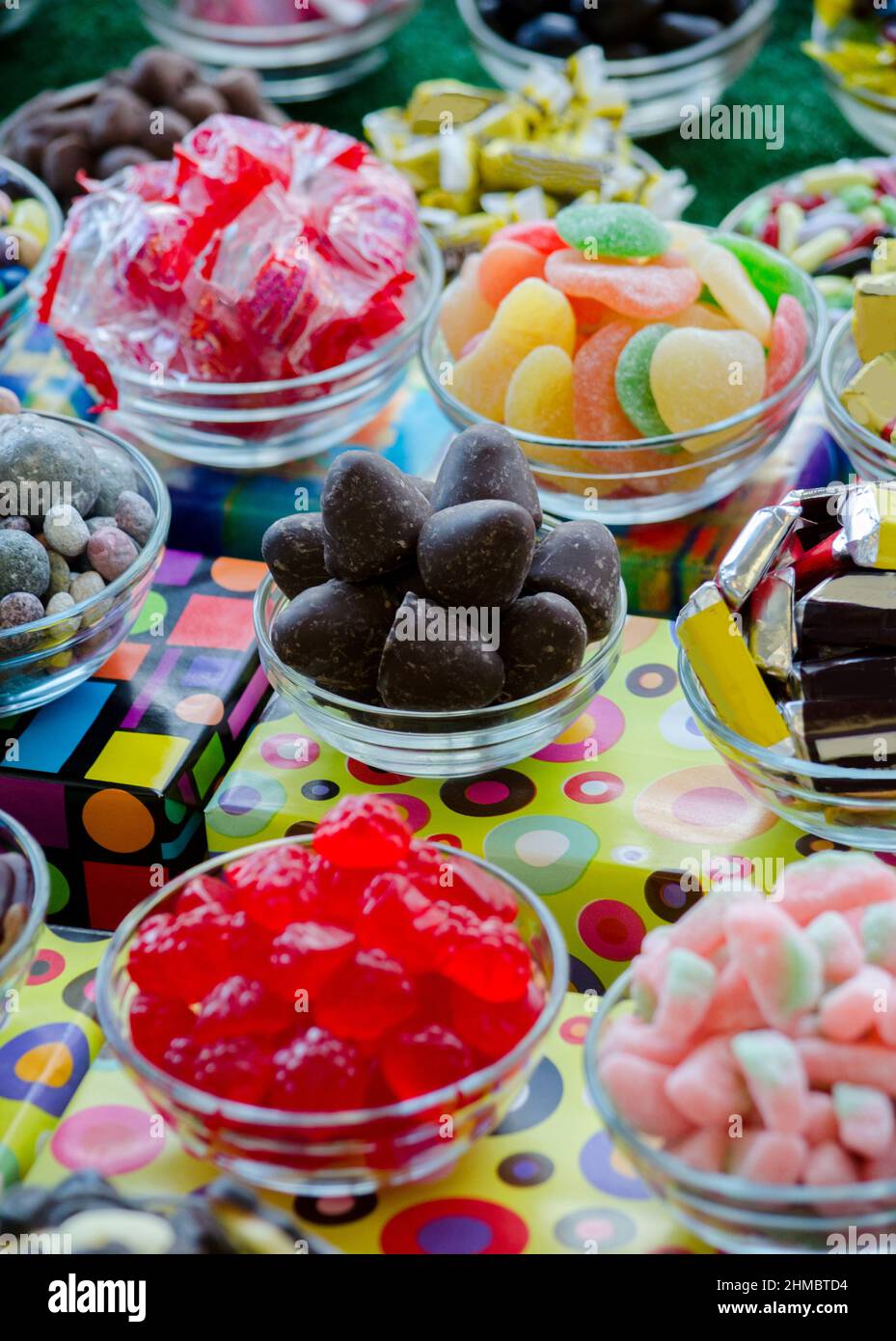 Eine verführerische Auswahl an Süßigkeiten von Schokolade über Kauartikel und harte Bonbons bis hin zu cremigen Bonbons Stockfoto