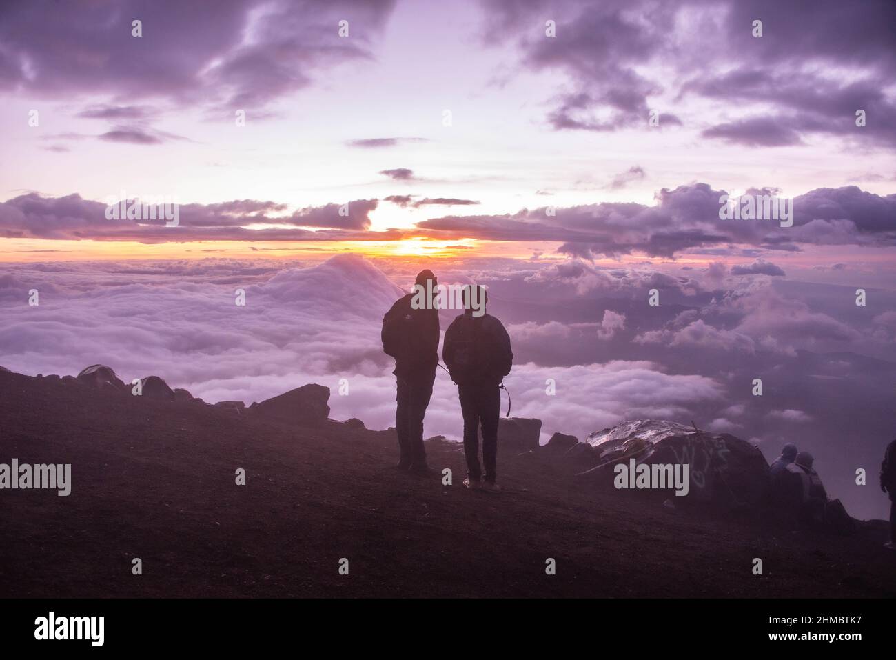 Bergsteiger bei Sonnenaufgang auf dem Acatenango Vulkan, Antigua, Guatemala Stockfoto