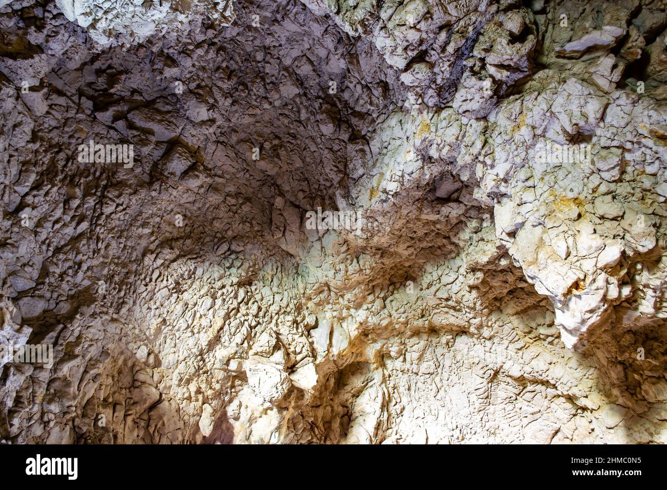 Blick von innen auf eine alte Steinhöhle Stockfoto