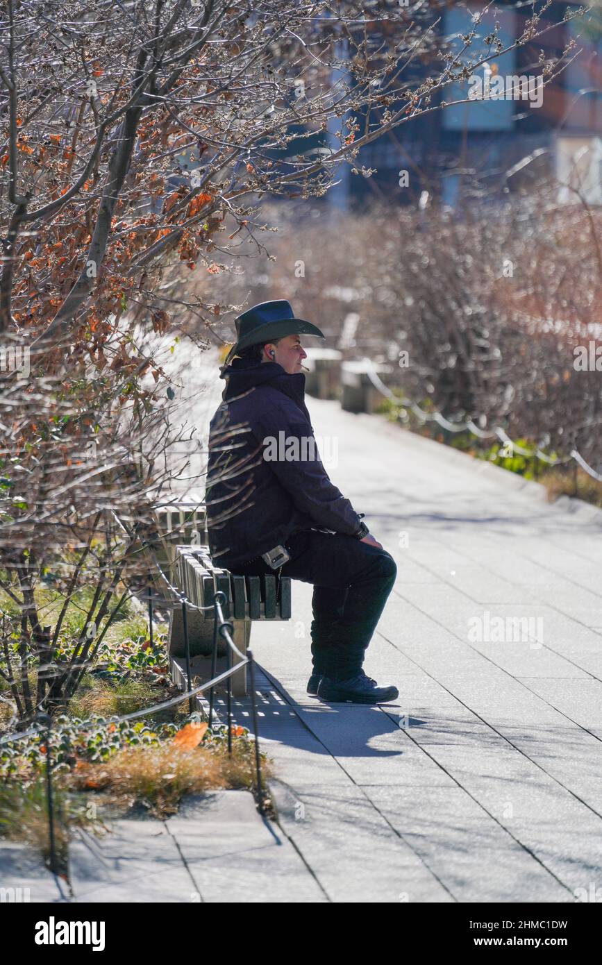 Moment der Einsamkeit auf der High Line, dem beliebten Stadtpark von New York auf der stillgewordenen Hochbahn. Stockfoto