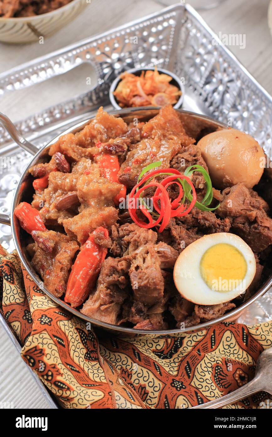 Gudeg. Ein legendäres Gericht aus Yogyakarta Indonesien. Jack Fruit Eintopf mit würzigem Eintopf von Rinderhaut-Crackern und braunen Eiern, T Stockfoto