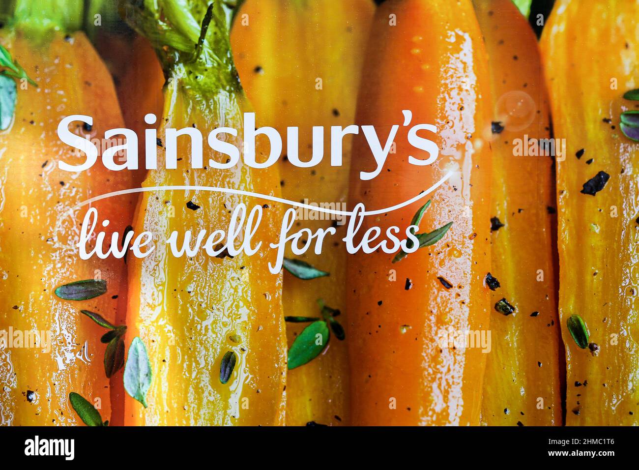 London, Großbritannien. 6th. Februar 2022. Das Logo von Sainsbury und der Slogan der Marke „Live well for less“ auf einem Lieferwagen. (Bild: © Dinendra Haria/SOPA Images via ZUMA Press Wire) Stockfoto