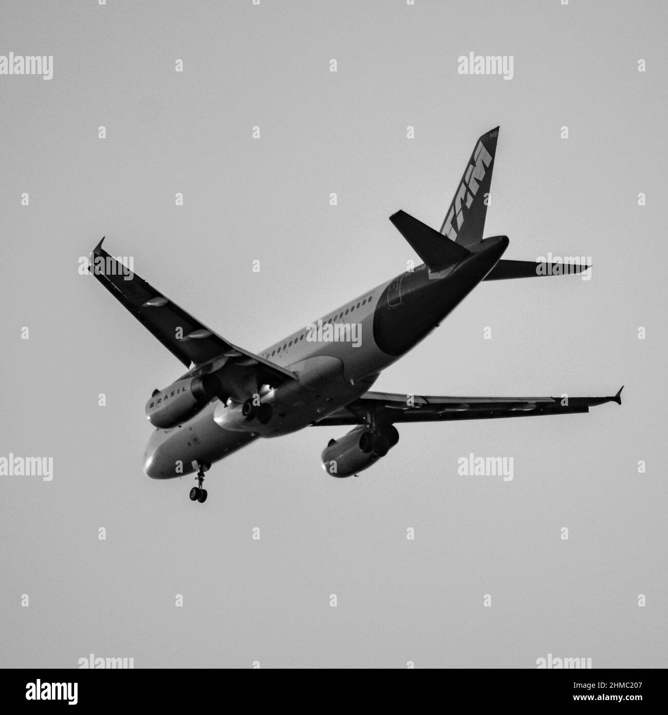 Rio de Janeiro, Brasilien - UM 2020: Die brasilianische kommerzielle Fluggesellschaft TAM Linhas Aéreas fliegt tagsüber Stockfoto