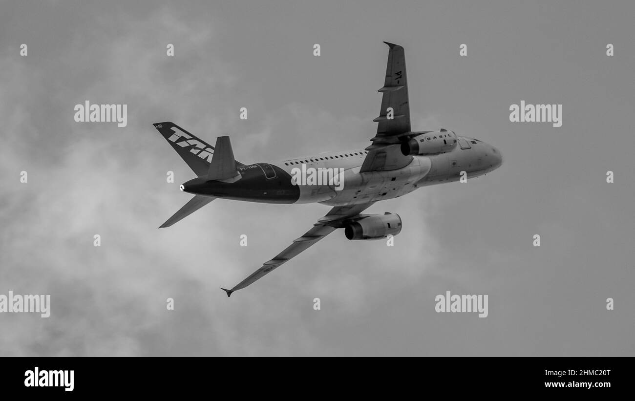 Rio de Janeiro, Brasilien - UM 2020: Die brasilianische kommerzielle Fluggesellschaft TAM Linhas Aéreas fliegt tagsüber Stockfoto