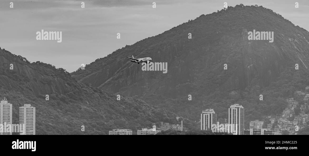 Rio de Janeiro, Brasilien - UM 2020: Die brasilianische kommerzielle Fluggesellschaft TAM Linhas Aéreas fliegt tagsüber Stockfoto