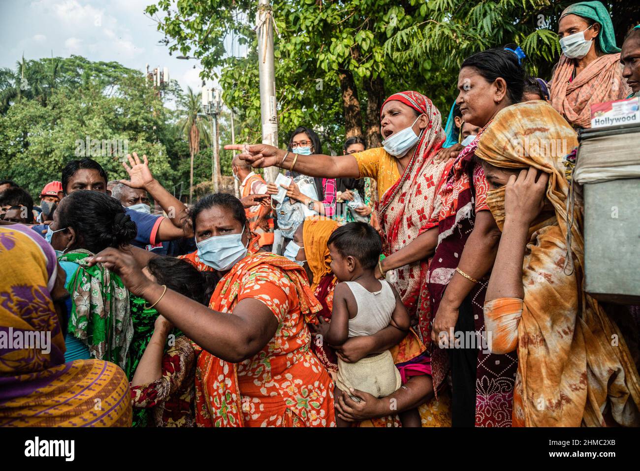 Die armen Menschen kämpfen darum, die Nahrungsmittel zu erhalten, die eine kleine lokale Organisation auf den Straßen von Dhaka verteilt.85 % der wirtschaftlich aktiven Bevölkerung des Landes sind im informellen Sektor ohne jegliche soziale Sicherheit beschäftigt, Dieser Sektor war aufgrund der Schließung vieler Aktivitäten und der limitierten Bewegungen der am stärksten von der Pandemie geschädigte Sektor. Stockfoto