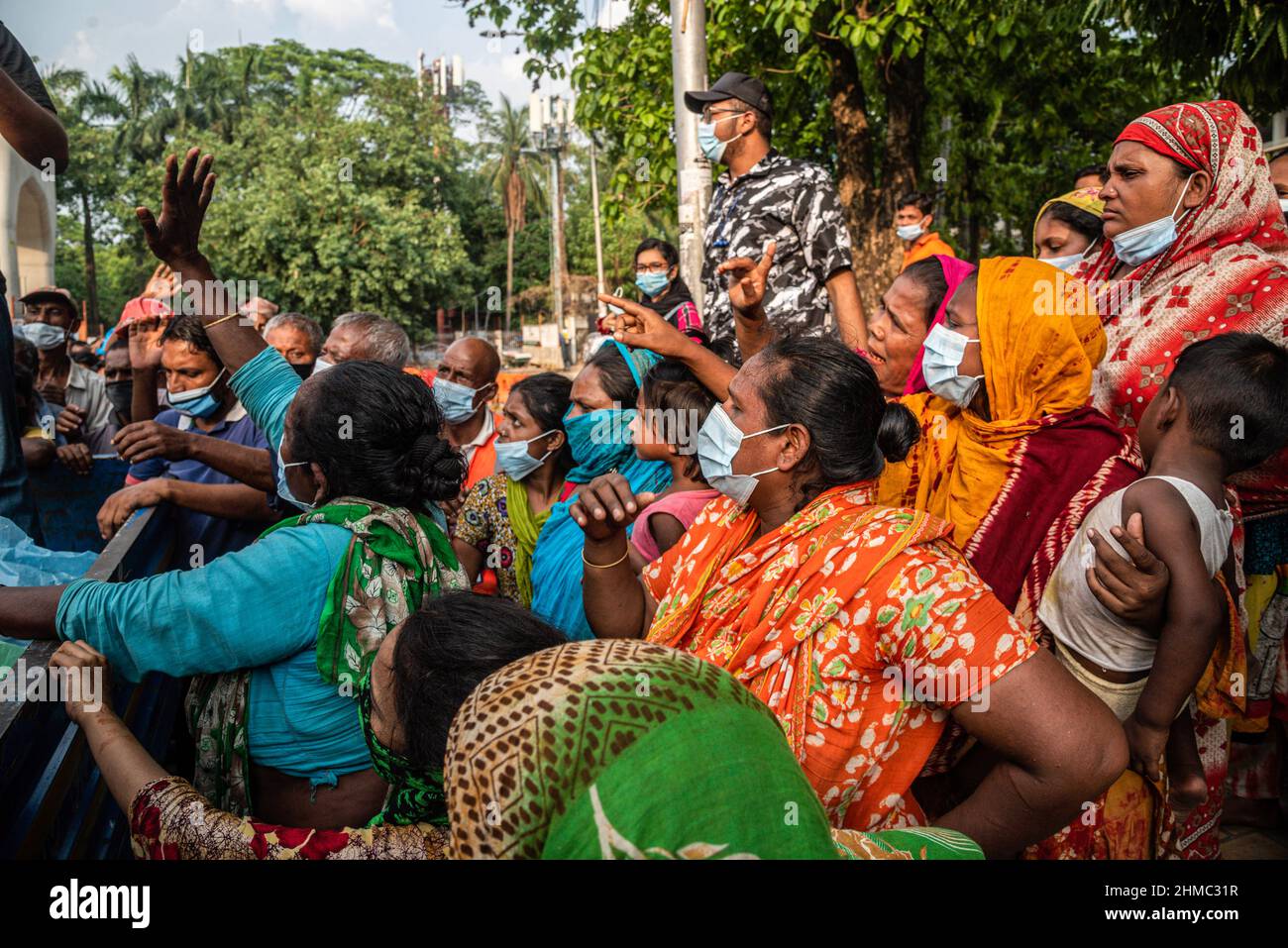 Dhaka, Bangladesch. 07th. Mai 2021. Die armen Menschen kämpfen darum, die Nahrungsmittel zu erhalten, die eine kleine lokale Organisation auf den Straßen von Dhaka verteilt.85 % der wirtschaftlich aktiven Bevölkerung des Landes sind im informellen Sektor ohne jegliche soziale Sicherheit beschäftigt, Dieser Sektor war aufgrund der Schließung vieler Aktivitäten und der limitierten Bewegungen der am stärksten von der Pandemie geschädigte Sektor. (Foto von Israel Fuguemann/SOPA Images/Sipa USA) Quelle: SIPA USA/Alamy Live News Stockfoto