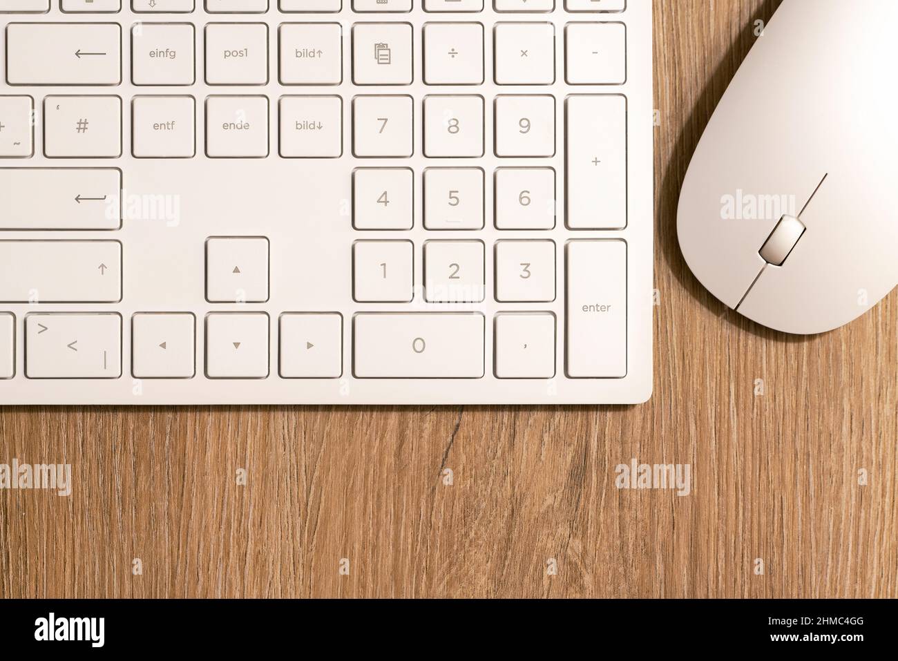 Tastatur von einem Computer und eine Computermaus auf einem Schreibtisch im Büro Stockfoto