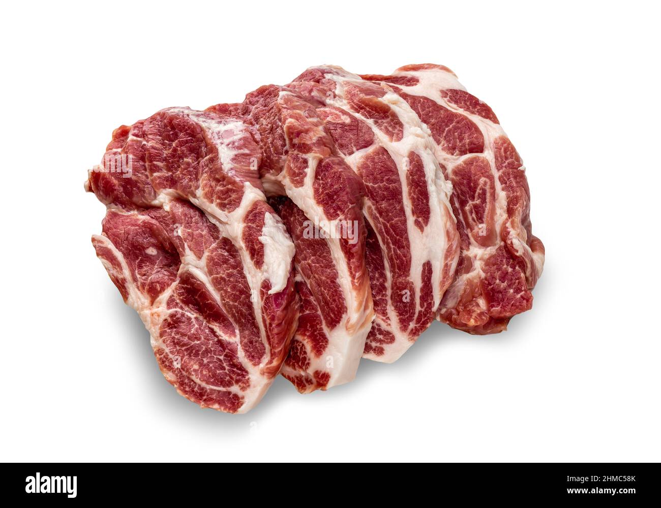 Rohe Fleischstücke aus Schweinefleisch auf weißem Hintergrund. Frisches, rohes Rinderlamm. Metzgerei, Markt, Geschäft. Rohe Schweinekoteletts. Draufsicht auf rohe Schweinesteaks in Reihe Stockfoto