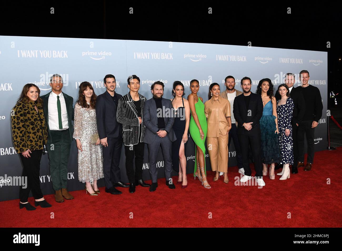 Los Angeles, USA. 08th. Februar 2022. Amazon Studios Co-Head of Movies Julie Rapaport, Mason Gooding, Elizabeth Berger, Isaac Aptaker, Manny Jacinto, Charlie Day, Jenny Slate, Clark Backo, Gina Rodriguez, Scott Eastwood, Jason Orley, Giselle Torres, Quinn Cooke, John Rickard und Amazon Studios Co-Head of Movies Matt Newman bei der Amazon Prime's 'I Want You Back' Los Angeles Premiere am 08. Februar 2022 in Los Angeles, CA, USA (Foto von JC Olivera/Sipa USA) Credit: SIPA USA/Alamy Live News Stockfoto