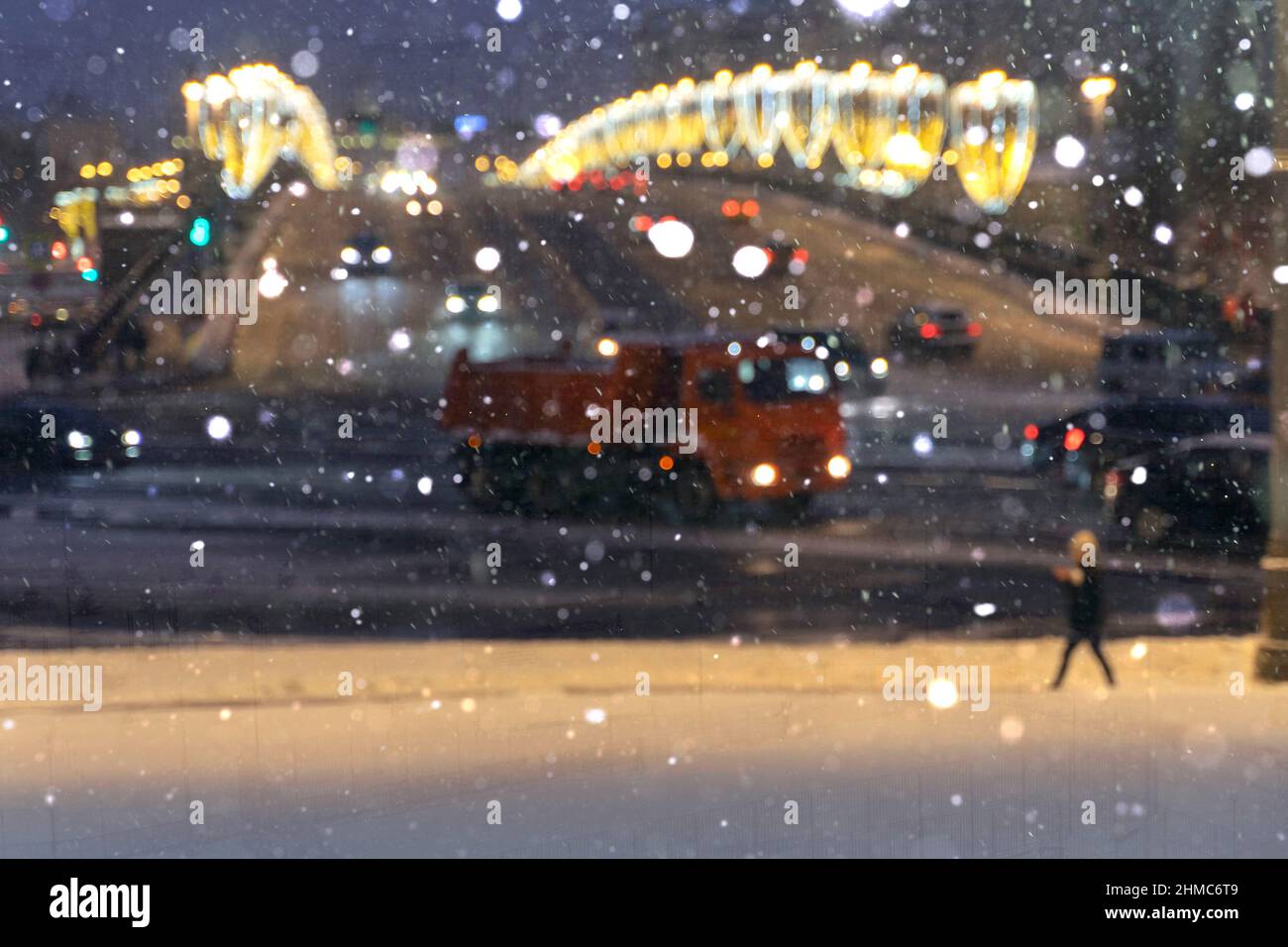 Bewegung während eines Winterschneesturms im Zentrum von Moskau. Schlechte Sicht, verschwimmen aus dem Fokus Stockfoto