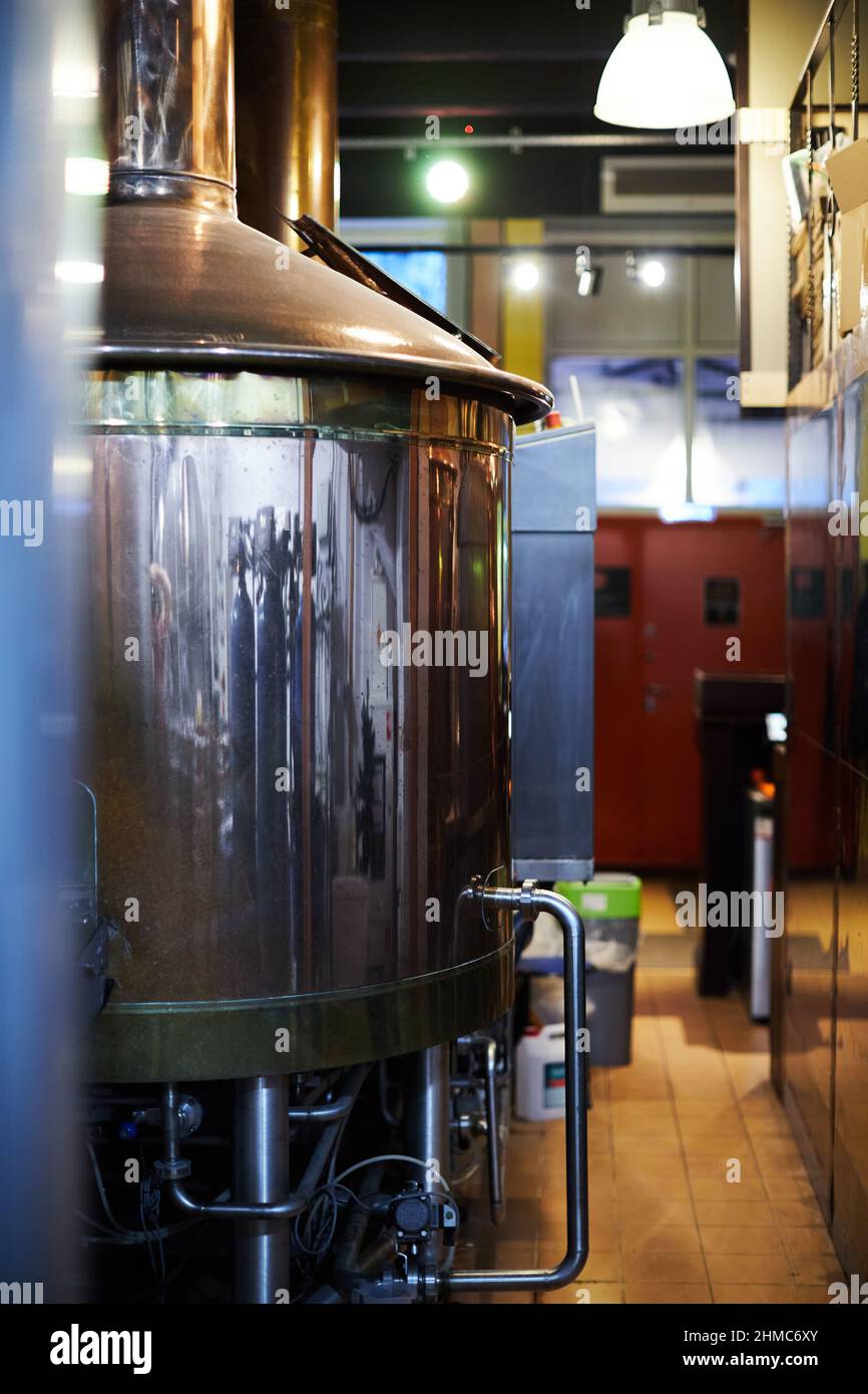Ausrüstung für die Herstellung von handwerklichem Bier. Würzekochtank und Filterkessel aus Kupfer. Vorderansicht. Stockfoto