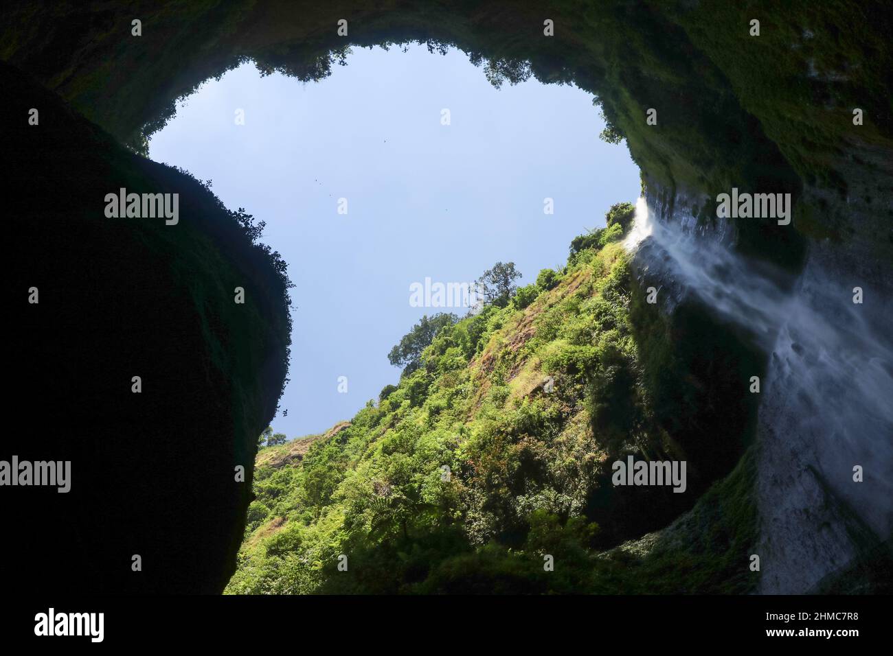Blick von unterhalb des Madakaripura-Wasserfalls, Indonesien Stockfoto
