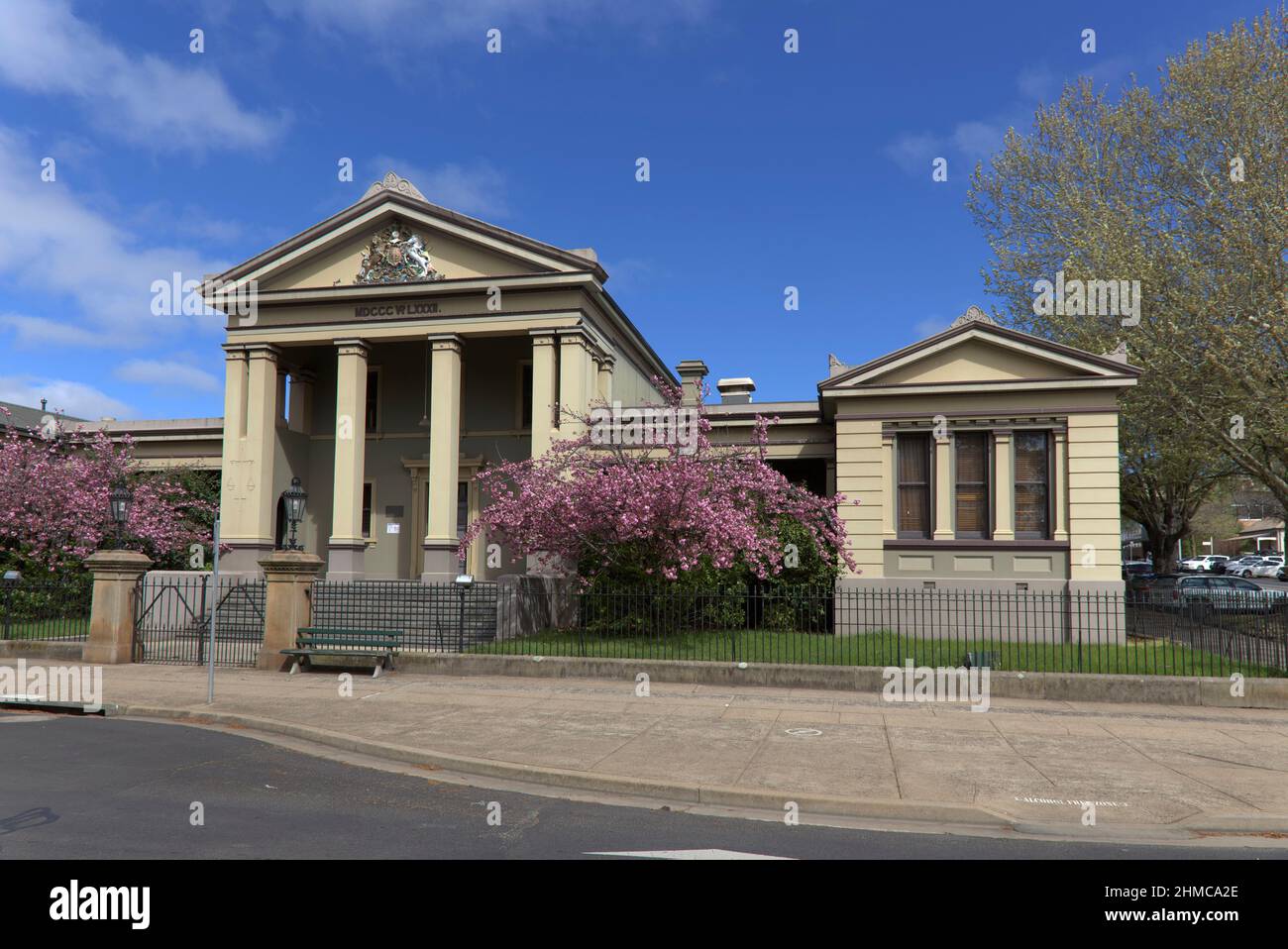 Das Gebäude des Orange Courthouse wurde vom Architekten der Kolonialregierung James Barnett entworfen. Die Bauarbeiten wurden 1883 abgeschlossen. Orange New South W Stockfoto