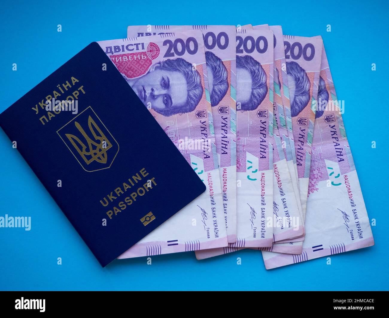 Nahaufnahme des ukrainischen Geldes mit einem Nennwert von 200 Griwna. Hintergrund der zweihundert Griwna-Banknoten und des Passes. Unternehmensinvestition Stockfoto