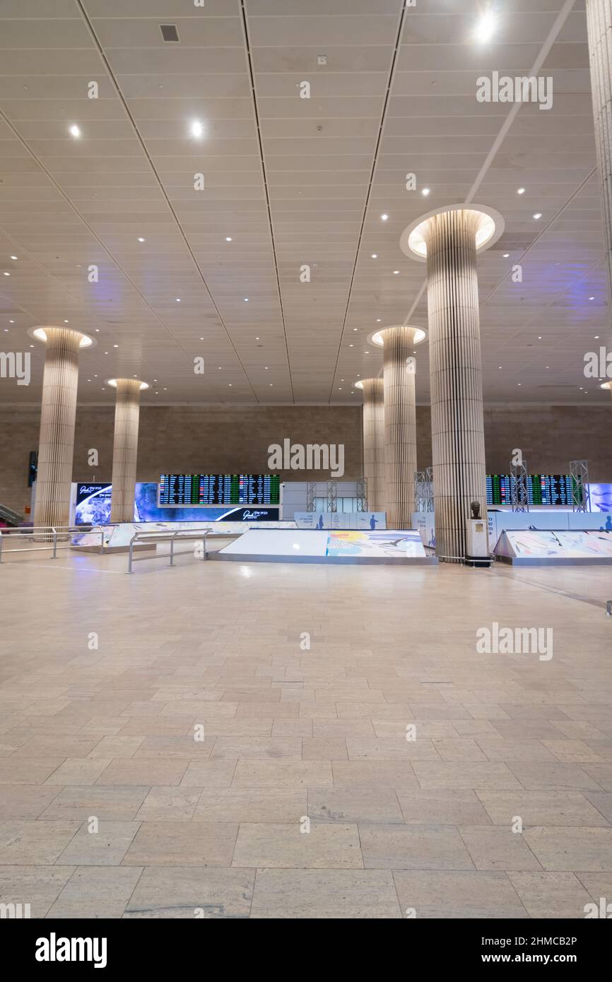 07-12-2021. tel aviv-israel. Die Haupteingangshalle des Flughafens Ben Gurion in Tel Aviv ist aufgrund der neuen Einschränkungen durch den neuen Coro fast leer Stockfoto