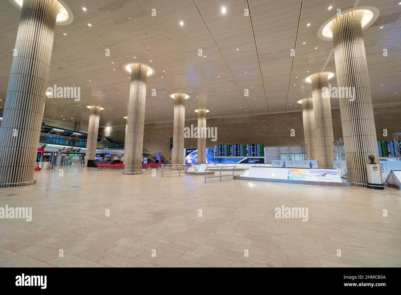 07-12-2021. tel aviv-israel. Die Haupteingangshalle des Flughafens Ben Gurion in Tel Aviv ist aufgrund der neuen Einschränkungen durch den neuen Coro fast leer Stockfoto