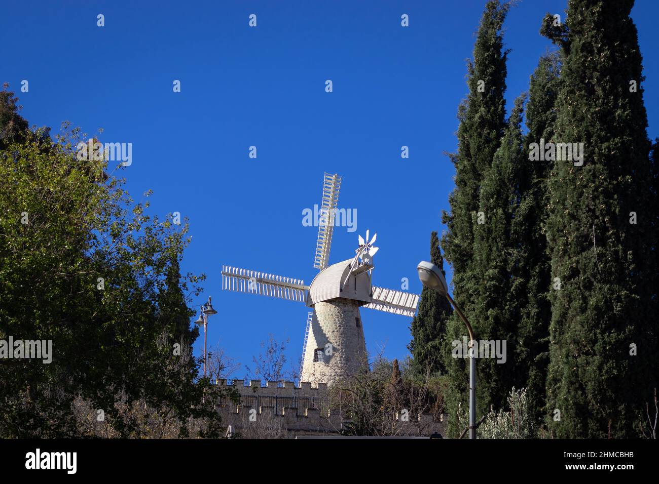 Die berühmte alte Mühle auf Yemin Moshe in Jerusalem an den alten Mauern Stockfoto