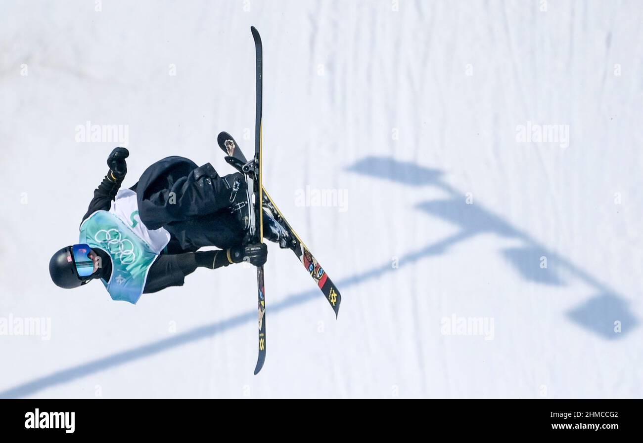 Peking, China. 9th. Februar 2022. Birk Ruud aus Norwegen tritt beim Freestyle-Ski-Männer-Freeski-Big-Air-Finale beim Big Air Shougang in Peking, der Hauptstadt Chinas, am 9. Februar 2022 an. Kredit: Xue Yuge/Xinhua/Alamy Live Nachrichten Stockfoto