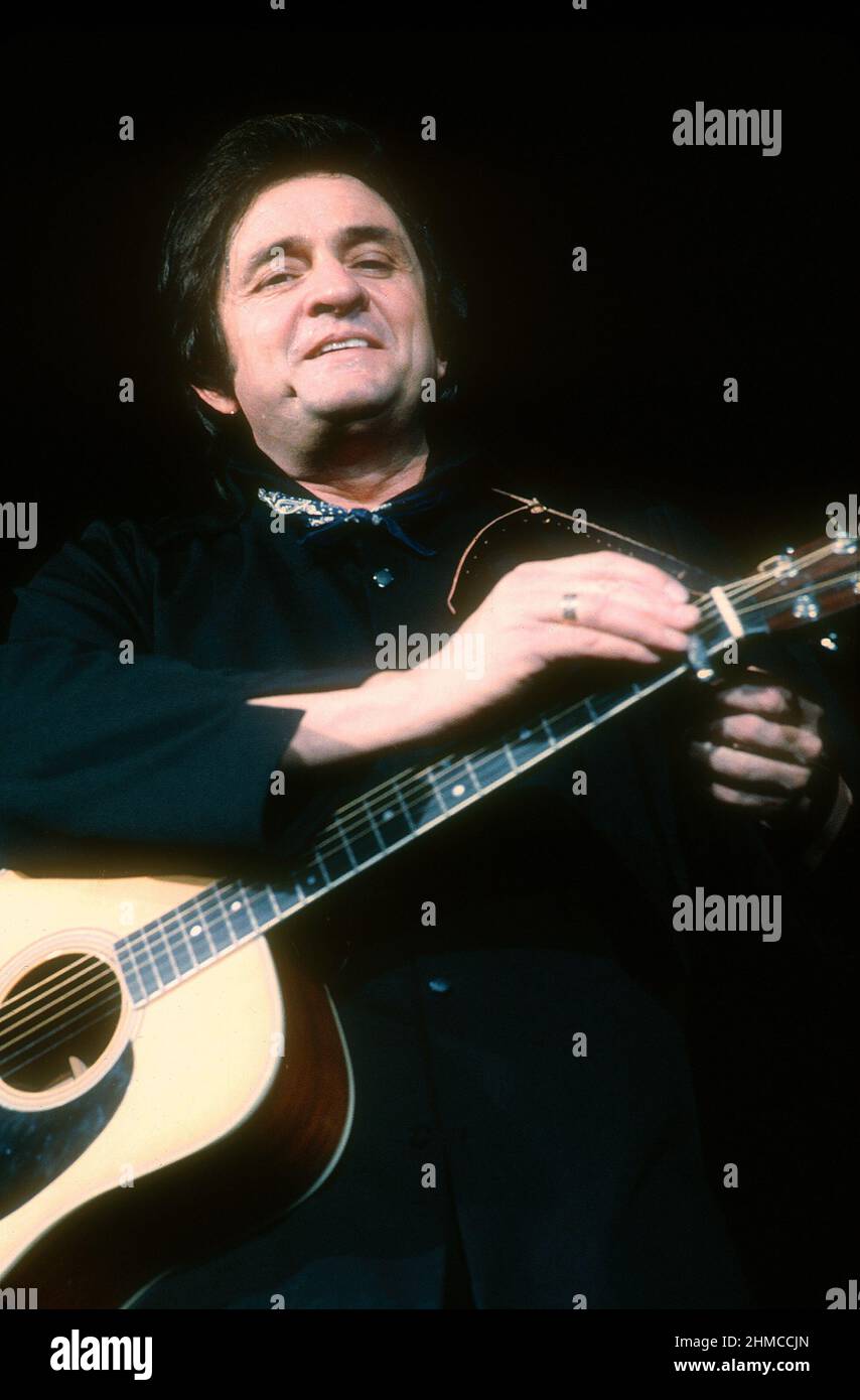 LOS ANGELES, CA - MAY5: Johnny Cash tritt am 5. Mai 1973 im Ahmanson Theater in Los Angeles, CA auf. Quelle: Jeffrey Mayer/ Rock Negative / MediaPunch Stockfoto