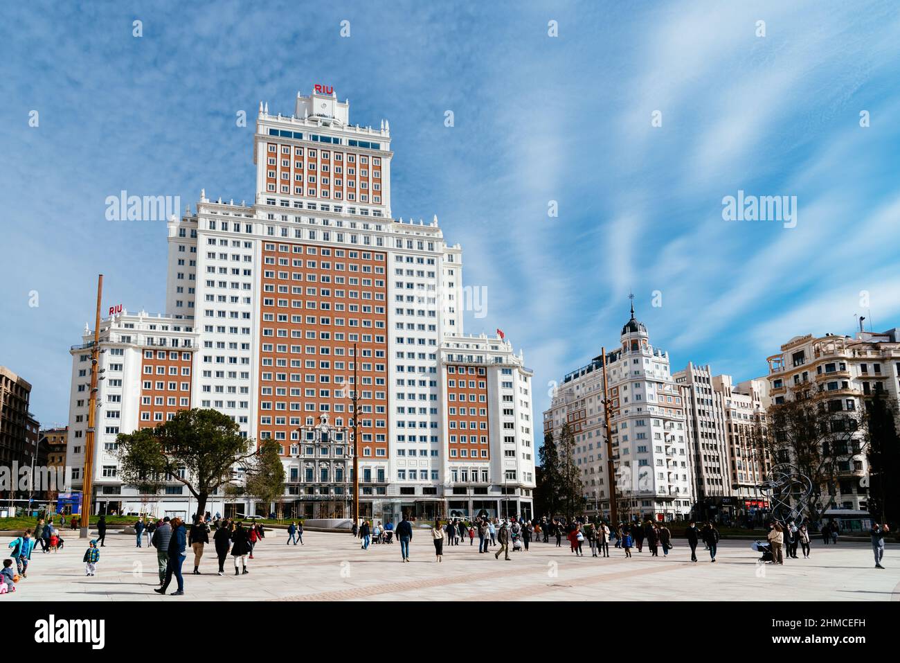 Madrid, Spanien - Februar 5 2022: Plaza de Espana oder Spanien-Platz ist ein großer Platz und beliebtes Touristenziel im Zentrum von Madrid. Es ist sehr einfach Stockfoto