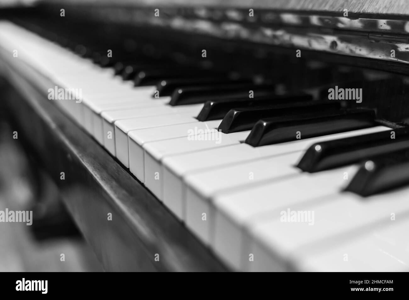 Klaviertasten aus der Nähe. Musikinstrument in Schwarz-Weiß-Foto. Stockfoto
