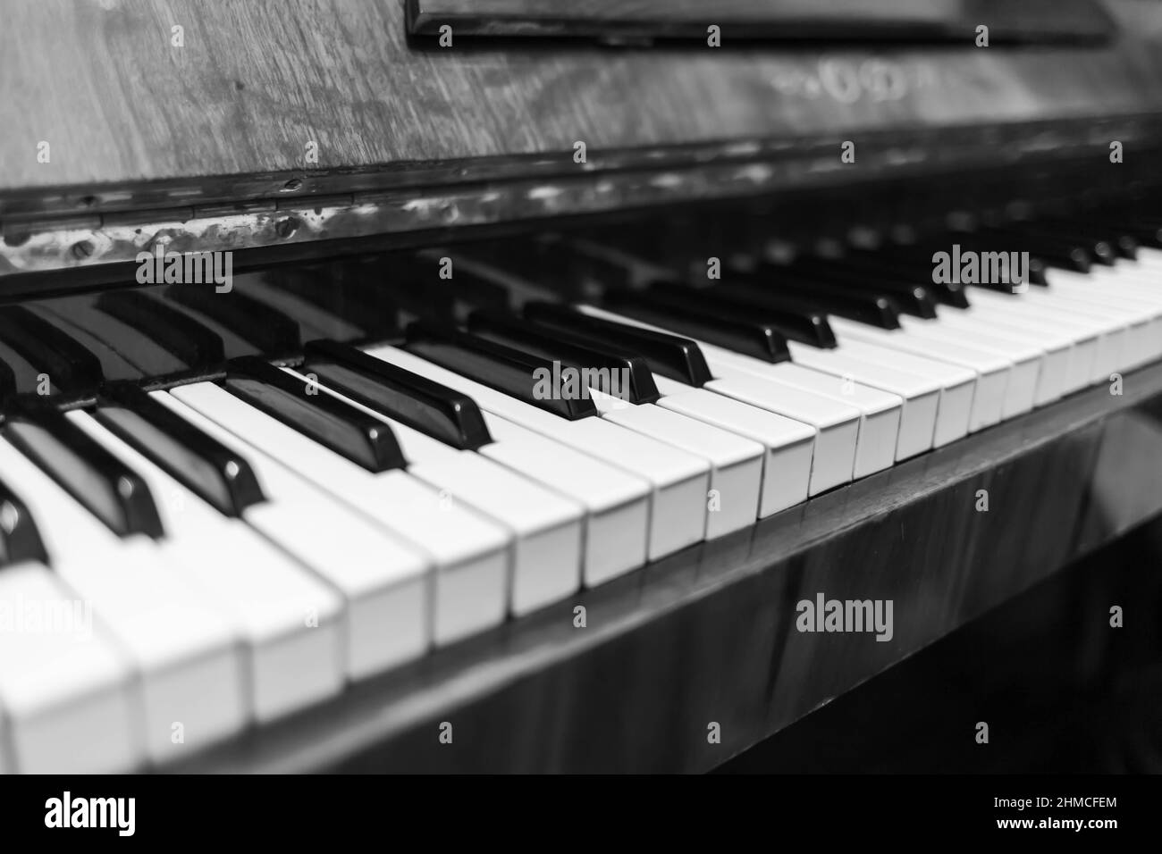 Klaviertasten aus der Nähe. Musikinstrument in Schwarz-Weiß-Foto. Stockfoto