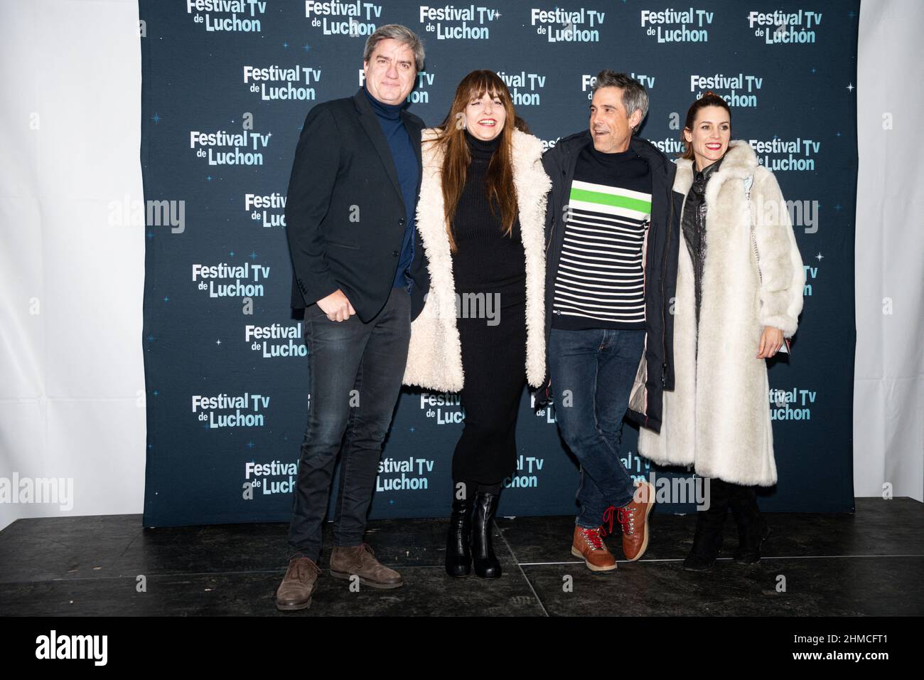 Von links nach rechts : der spanische Produzent Jordi B Oliva, die spanische Schauspielerin und Schauspielerin Yolanda Ramos, Unax Ugalde und Maggie Civantos posieren während einer Fotocolalle beim Fernsehfestival von Luchon, in Bagnere de Luchon, Südwestfrankreich am 8. Februar 2022. Foto von Daniel Derajinski/ABACAPRESS.COM Stockfoto