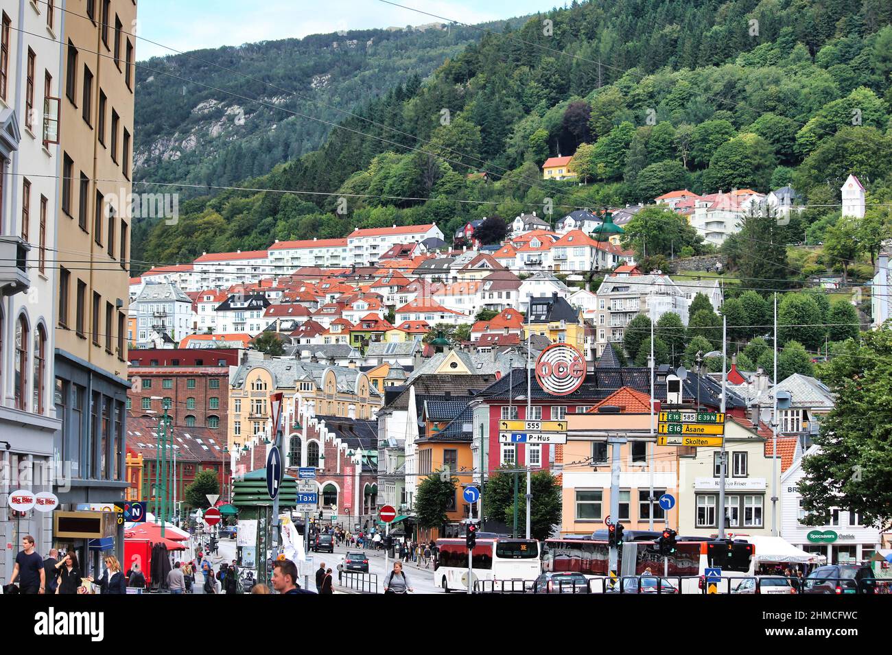 Die wunderschöne und farbenfrohe Stadt Bergen in Norwegen, eines der beliebtesten Touristenziele Skandinaviens. Stockfoto