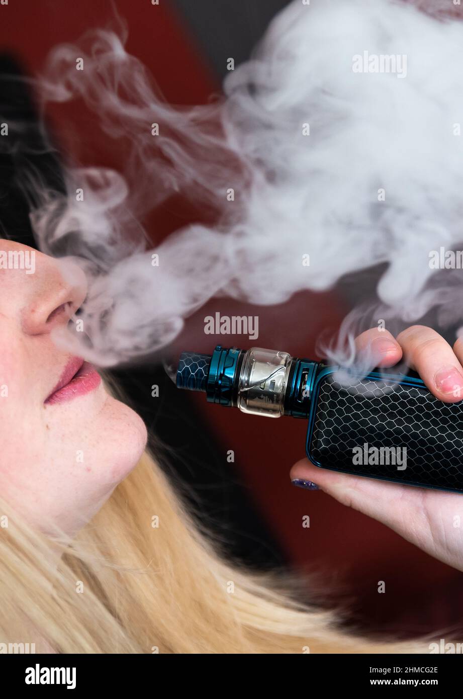 elfbar elfa master akku PRODUKTION - 07. Februar 2022, Baden-Württemberg, Bösingen: Eine junge Frau  raucht mit einer E-Shisha in ihrer Wohnung. Foto: Silas Stein/dpa  Stockfotografie