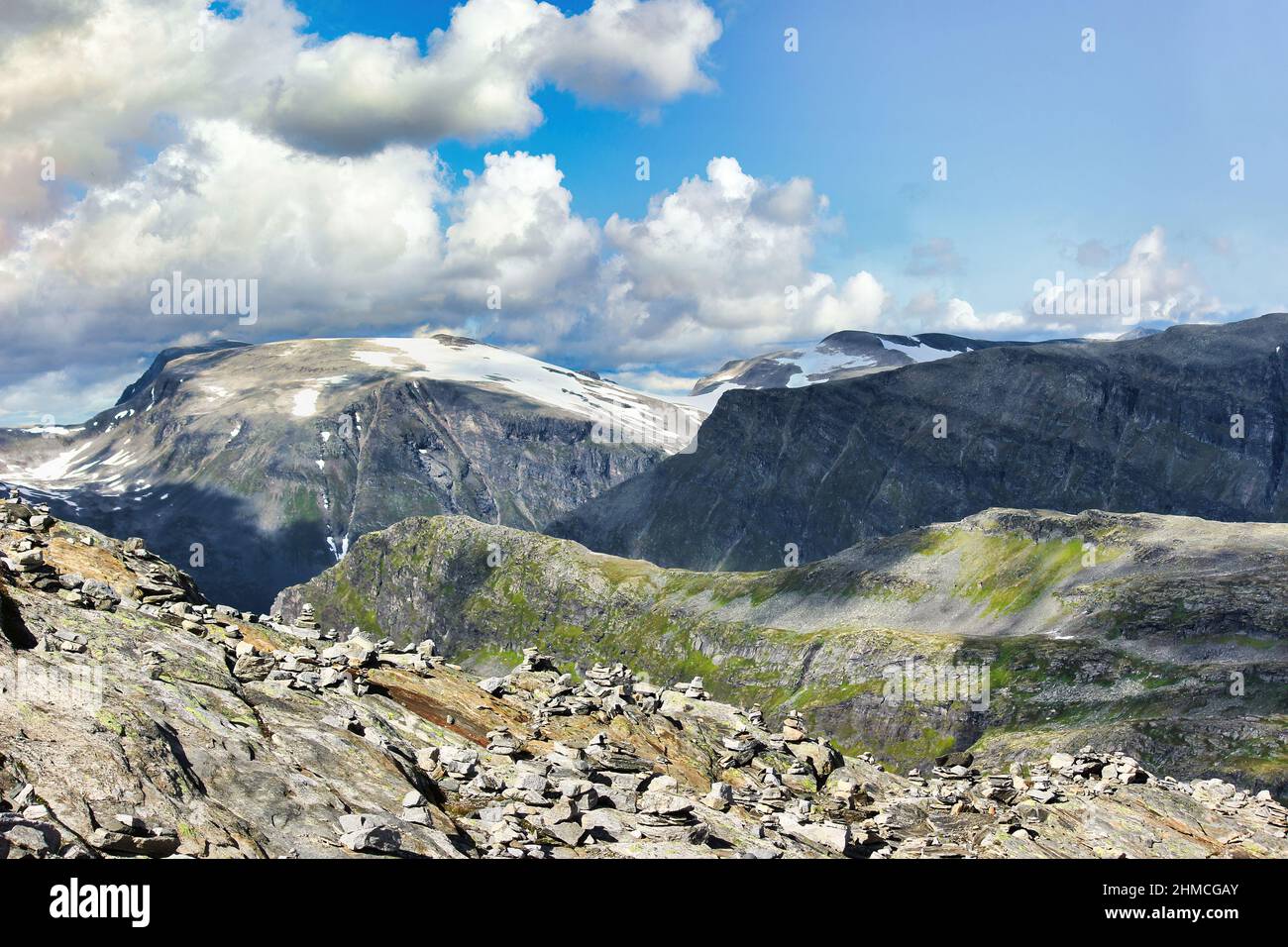 Dalsnibba ist ein massiver norwegischer Berg, der sich am Ende des Geiranger-Tals, 7km (4 Meilen) südlich des Dorfes Geiranger befindet. Stockfoto