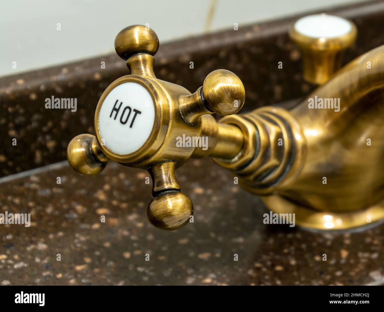 Kupferhahn in der Hoteldusche, konzentrieren Sie sich auf Heißwasserhahn Stockfoto