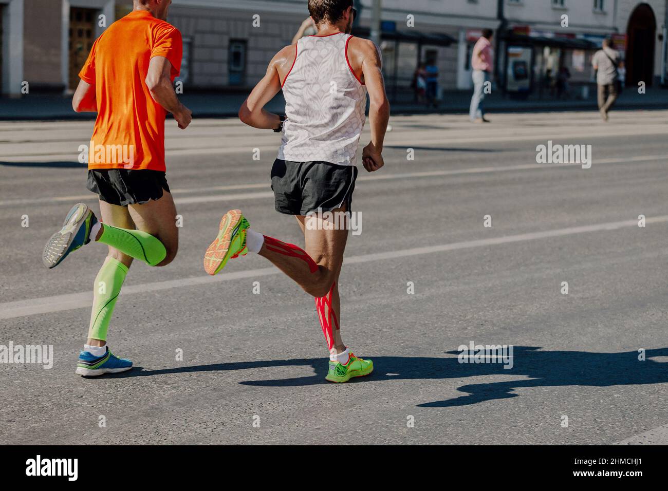 Zwei männliche Läufer Athleten führen den Marathonlauf an Stockfoto