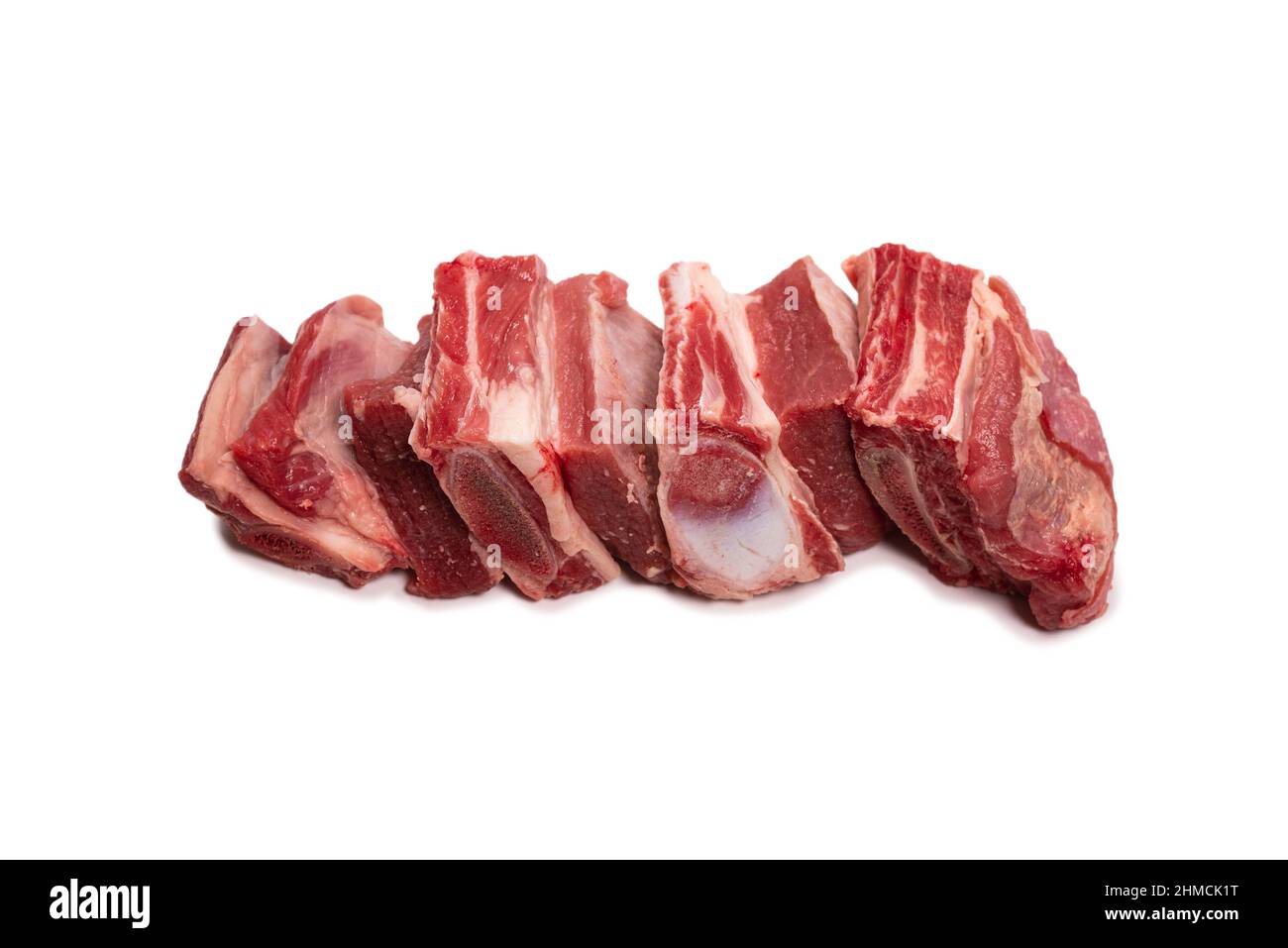 Rippen von rohem Rindfleisch auf weißem Hintergrund isoliert. Draufsicht. Stockfoto