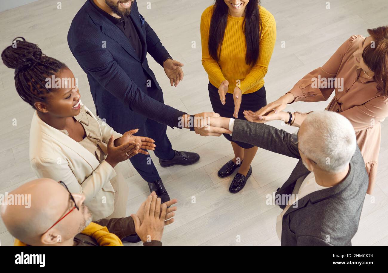 Glücklicher Mann erhält Anerkennung bei der Arbeit und tauscht Handshakes mit dem Geschäftsführer aus Stockfoto