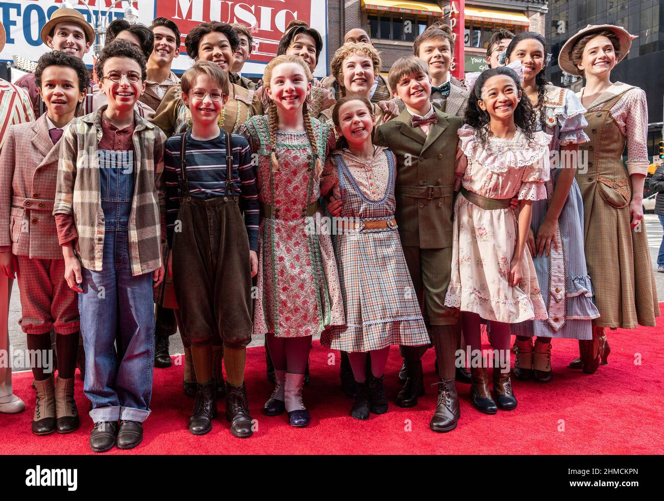 New York, Usa. 08th. Februar 2022. Junge Darsteller des Music man posieren vor dem Winter Garden Theatre im Presser. Jefferson Mays, zusammen mit jungen Schauspielern und dem Barbershop Quartett in Kostümen, sprach vor der Eröffnung außerhalb des Theaters über die Medien. Barbershop Quartet Serenaden vor den Medien und junge Schauspieler zeigen ihr Können. (Foto von Lev Radin/Pacific Press) Quelle: Pacific Press Media Production Corp./Alamy Live News Stockfoto