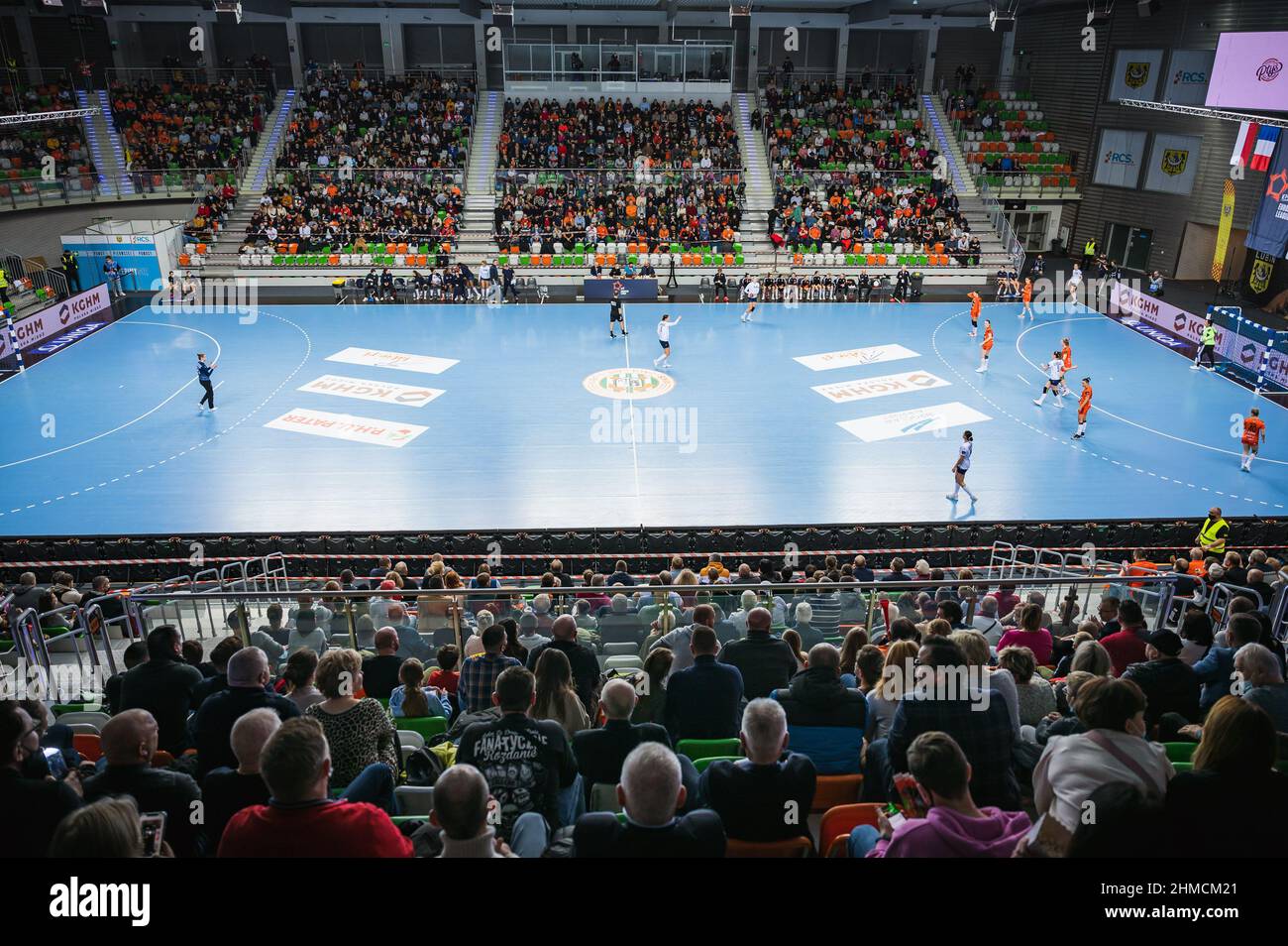 LUBIN, POLEN - 16. JANUAR 2022: Handball EHF European League Frauenspiel MKS Zaglebie Lubin - Les Neptunes de Nantes 26:27. Luftaufnahme auf dem Platz Stockfoto